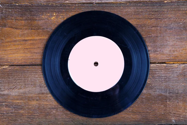 Черный виниловый диск изолирован на белом фоне — стоковое фото