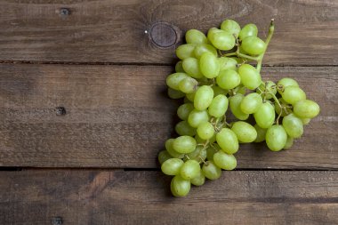 bir ahşap zemin üzerinde asma