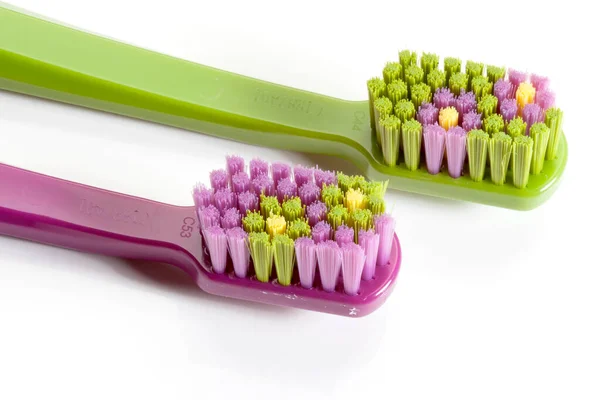 Zahnbürste Für Die Persönliche Zahnpflege Auf Weißem Hintergrund Zwei Helle — Stockfoto