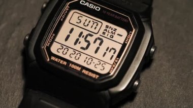 KIEV, UKRAINE - 25 Ekim 2020: Casio klasik elektronik saati ile ilgili detaylı yakın çekim videosu. CASIO W-800H-1AVES saatleri