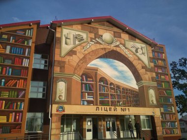 KIEV, UKRAINE - 25 Ekim 2020: okul binası. Duvarları grafiti ile boyanmış olan Lyceum 'un modern binası.