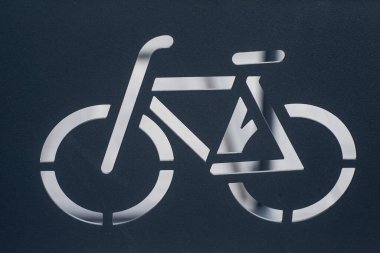 Siyah metal bir plaka üzerinde bisiklet park levhası. Stencil. Şehre. Kiev.