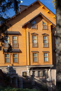 Kiev, Ukrayna. Kasım 2020. Eski Başkan Mezhyhirya 'nın evi. Nehir kenarındaki güzel bir parkta ahşap ev ve müze. Avrupa 'nın simgeleri.
