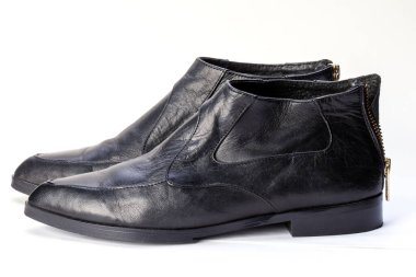 Beyaz arka planda siyah derili Chelsea çizmeleri. Şehir için kadın ayakkabıları, şehir yaşam tarzı ya da seyahat. Moda, tasarım ve ayakkabı konsepti