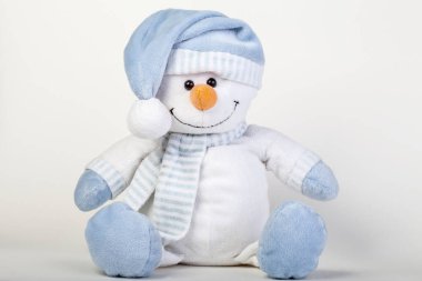 Beyazda izole edilmiş şirin bir kardan adam oyuncağı. Noel süslemeleri