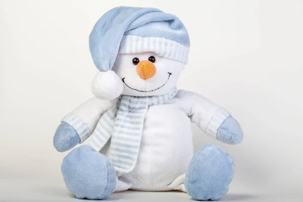 Niedliche Kleine Schneemannspielzeug Isoliert Auf Weiß Weihnachtsdekoration — Stockfoto