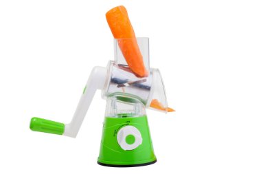 Çeşitli eklentileri olan sebze kesicisi. Masanın üzerinde duruyor..