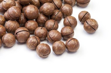 Beyaz izole edilmiş arka planda kesme yolu olan doğal organik fındık.