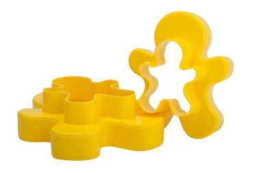 Sarı plastik zencefilli kurabiye kesicisi, seçici odak alan derinliği sığ, beyaz arka planda izole