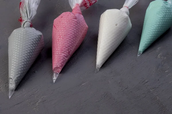 Gelagem Açúcar Diferentes Cores Sacos Pastelaria Espalhados Sobre Mesa — Fotografia de Stock