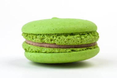 Fıstıklı makarna, beyaz arka planda izole edilmiş.