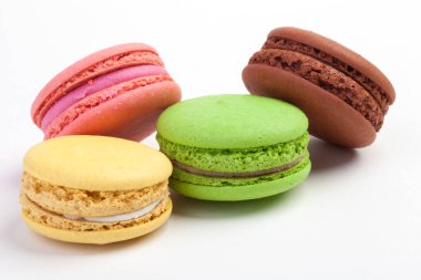 Beyaz arkaplanda izole edilmiş renkli badem kurabiyeleri