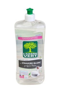 KIEV, UKRAINE - 23 Kasım 2020: L 'Arbre Vert Bulaşık Armudu ile Beyaz Sirke Armudu' nun editör fotoğrafı. Beyaz arkaplanda izole