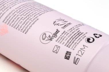 KIEV, UKRAINE - 23 Kasım 2020: Cruelty Free International etiketiyle Acımasız etiketleme. İşaretler, bu işaretli ürünlerin hayvanlar üzerinde test edilmediğini ancak hayvan kaynaklı malzemeler içerdiğini gösteriyor..