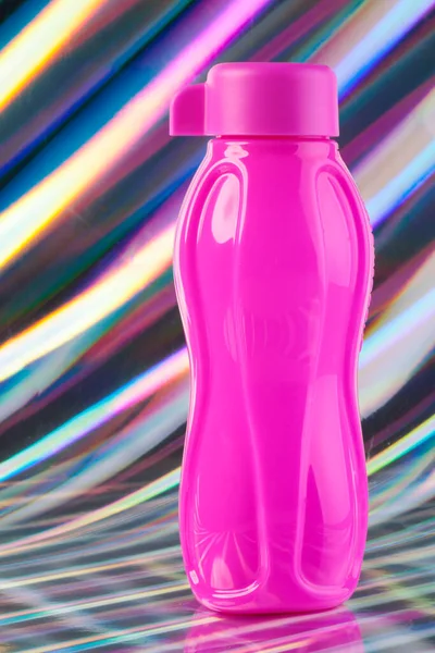Rosa Sportkolben Mit Trinkwasser Auf Glänzendem Hintergrund Wasserflasche Aus Kunststoff — Stockfoto
