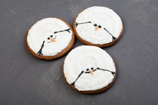 Galletas Navidad Derretidas Forma Muñeco Nieve Aisladas Sobre Fondo Gris — Foto de Stock