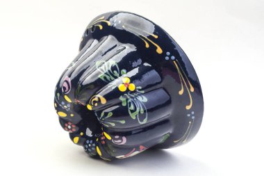 Colmar, Alsace / Fransa - Beyaz arka planda ünlü Kugloff kekini pişirmek için 20 Aralık 2020 Dekoratif parlak renkli teneke kutular