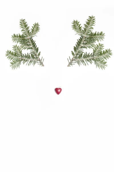 Koncepcja Reniferów Bożonarodzeniowych Gałęzi Bombki Białym Tle Minimalistyczny Pomysł Sezon — Zdjęcie stockowe