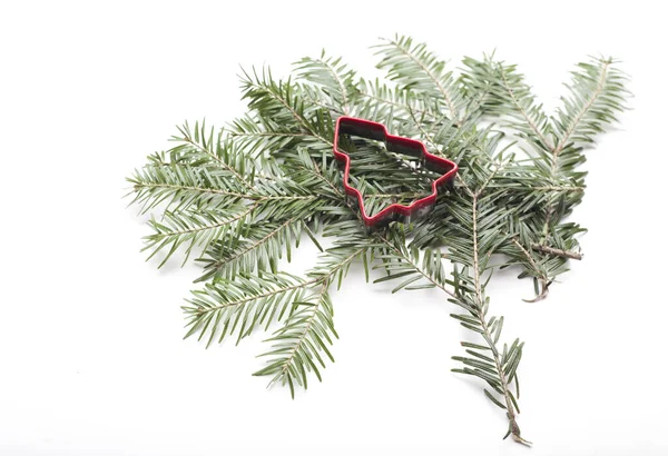 Metalen Koekjessnijder Kerstkoekjes Koekjesvormen Een Achtergrond Van Dennentakken Rode Kerstbomen — Stockfoto