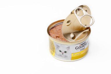 Kiev, Ukrayna - 24 Aralık 2020: Purina Gourmet Gold marka lüks hayvan mamaları beyaz arka planda izole edildi. Evcil hayvanlar için konserve yemek