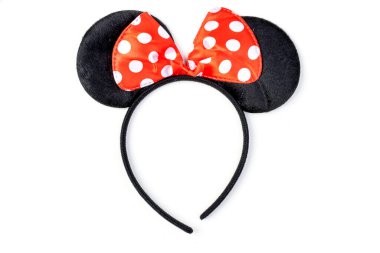 Kırmızı benekli taç, beyaz arka planda izole edilmiş Mickey Mouse kulakları.