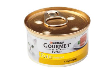 KIEV, UKRAINE - 24 ARALIK 2020: tavuklu Gurme Gold ezmesi. Beyaz arka planda izole edilmiş kediler için ıslak yemek. Konserve yiyecekler