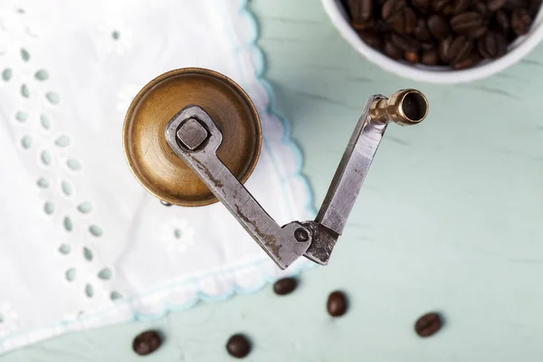 Manuelle Kaffeemühle Aus Messing Blick Von Oben Mechanische Zylindrische Kaffeemühle — Stockfoto