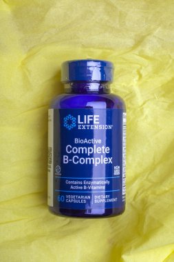 KIEV, UKRAINE - 28 Aralık 2020: Yaşam Uzantısı, tam bir B vitamini biyoaktif kompleksi.