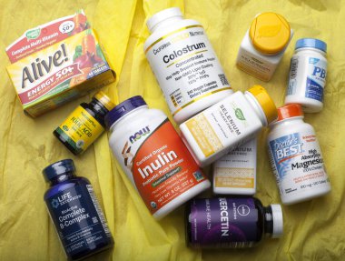 KIEV, UKRAINE - 28 Aralık 2020: eczaneden evinize ilaç teslimatı. İçinde ilaçlar, haplar, şişeler, vitaminler olan bir sürü paket var..