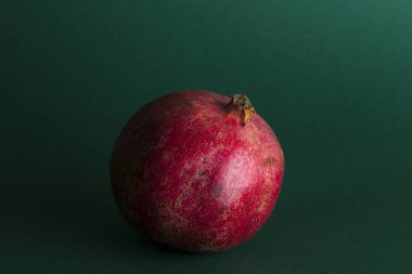 Yeşil zemin üzerinde olgun kırmızı nar meyvesi ve metin için fotokopi alanı, sağlıklı vejetaryen diyet üst görünümü