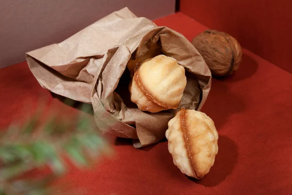 おいしいショートブレッドサンドイッチクッキークルミの形をした甘い練乳でいっぱい 工芸品の中で — ストック写真