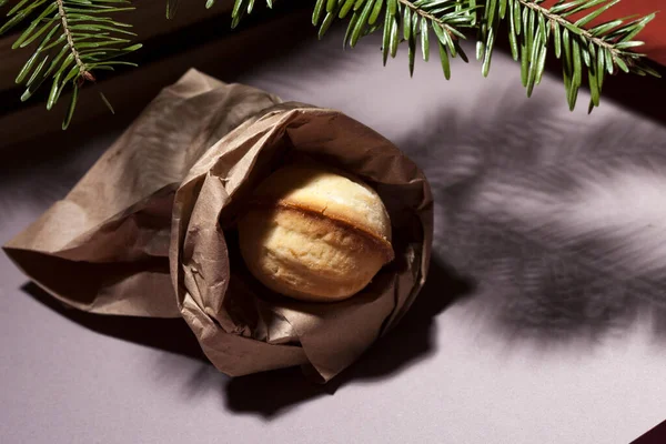 くるみの形をしたおいしいショートブレッドクッキー甘い練乳でいっぱい クラフト紙に詰め — ストック写真