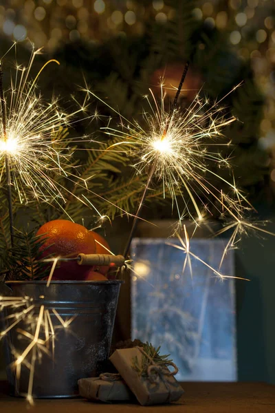 Tangerinas Laranja Com Sparklers Composição Natal — Fotografia de Stock