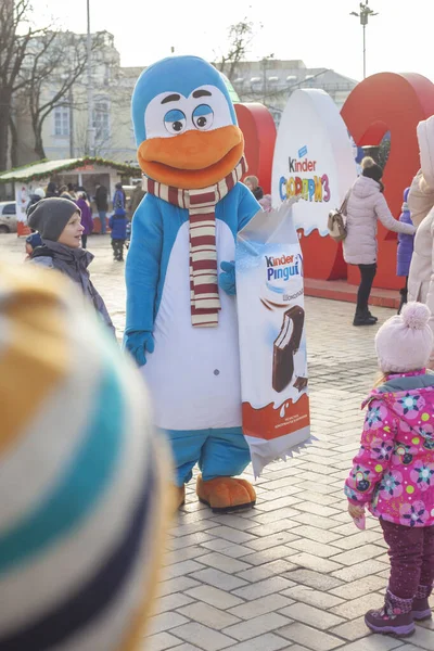 Kiev Kiev Ukraine January 2021 Man Blue Penguin Costume Advertises — 图库照片