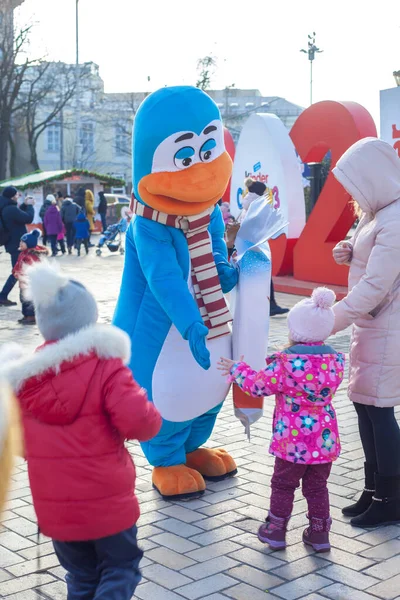 Kiev Kiev Ukraine January 2021 Man Blue Penguin Costume Advertises — 图库照片