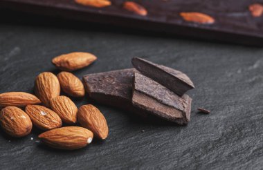 Masanın üzerinde siyah çikolata parçacıkları var..