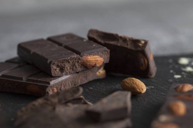 Kakao kütlesi ve kakao yağından ev yapımı çikolata yapmak. Doğal çikolata.