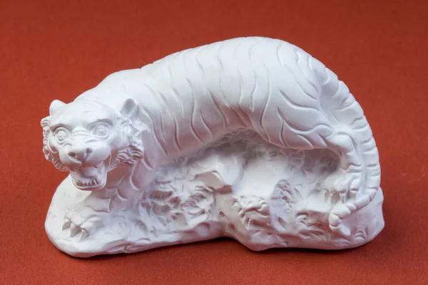 Figurine Plâtre Blanc Figurine Tigre Jouet Sur Fond Rouge Symbole — Photo