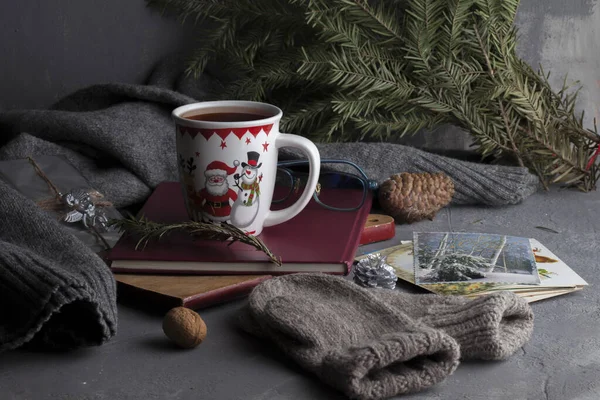 Auf Dem Tisch Neben Neujahrskarten Und Büchern Liegen Graue Strickhandschuhe — Stockfoto