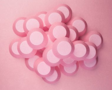 Pembe arka planda kek kağıtları, kek kağıtları.