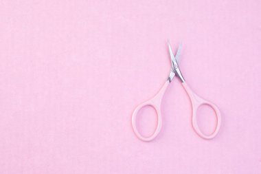 Pembe arka planda pembe tırnak makasları düz fotokopi alanı. Metal ve plastik tırnak makası. Manikür makası.