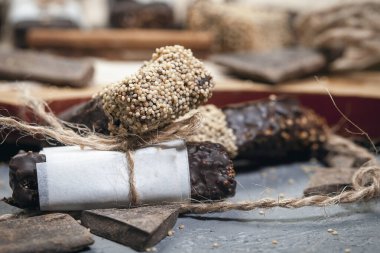 Meksika amaranth tatlıları ve ahşap bir masanın üzerinde çikolatalı fıstık. Şekersiz. Vejetaryen tatlıları