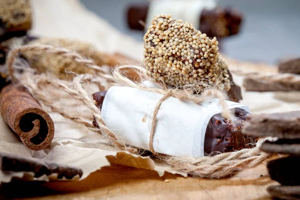 アマランスと自家製生チョコレートスニッカー ビーガンデザート 健康的なライフスタイルと生食のコンセプト — ストック写真