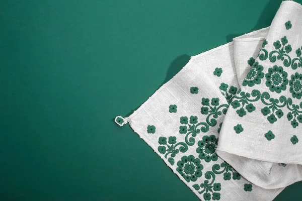 Serviette Lin Avec Broderie Verte Sur Fond Vert Minimalisme — Photo