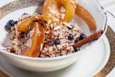 Karamelli armut ve böğürtlenli kinoa lapası. sabah kahvaltısı