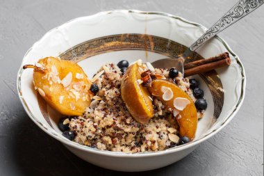 Karamelli armut ve böğürtlenli kinoa lapası. sabah kahvaltısı