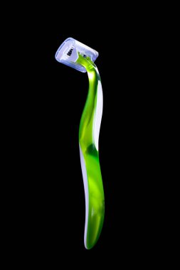 Siyah arka planda yeşil jilet izole edilmiş. Kesme yolu ile yeşil jilet izole.