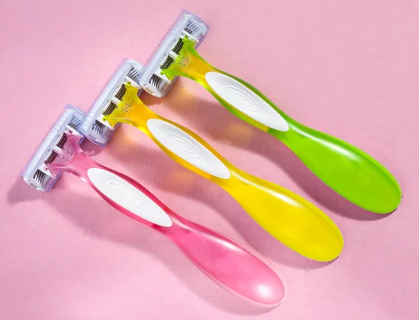 Three Women Colorful Razors Selective Focus Pink Background New Disposable — Stock Photo, Image