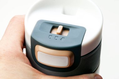 Dolaşım bardağı. Termal su ya da metal kahve kupası. İçme çukurunu ve tıkanıklığı kapatın.