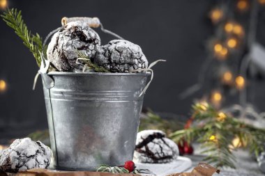 Pudra şekerli çikolatalı kurabiyeler, dışı çıtır çıtır, içi yumuşak. Noel kompozisyonu